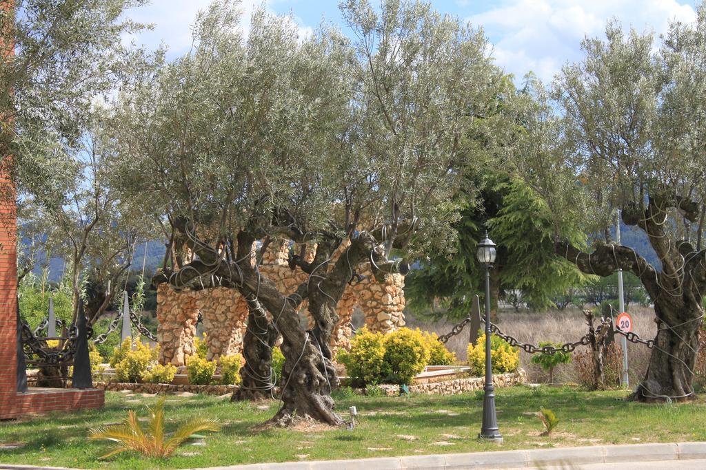 Hostal Las Torres Sant Esteve Sesrovires Exterior photo